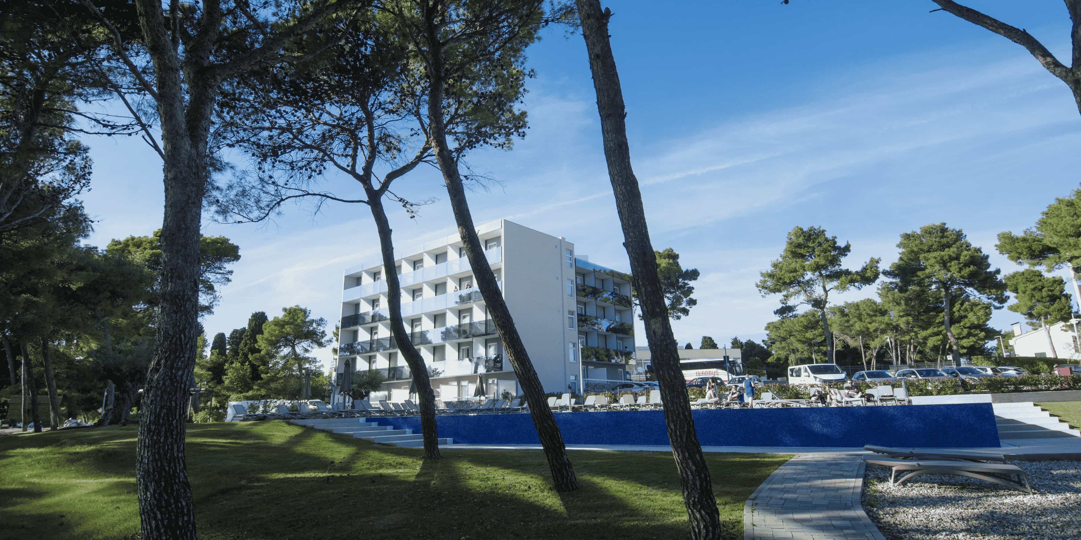 Villa Arausana & Antonina – summer with a full table